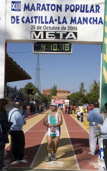 Llegando a meta en la maratón de Castilla-La Mancha