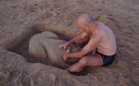Practicando la escultura en arena